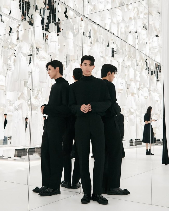 Park Salomon mengukuhkan statusnya sebagai model untuk Dior. Sebelumnya dia diundang menghadiri peragaan busana rumah mode itu di Paris Fashion Week 2023. Aktor Korea kelahiran Uzbekistan itu tampil memikat dalam balutan busana serba hitam. Foto: Instagram
