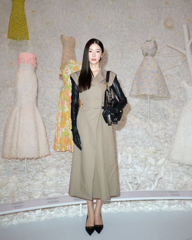 Model Irene Kim, yang mengumumkan pernikahannya di awal tahun 2025 kembali menunjukkan eksistensinya di kancah fashion. Dia menghadirkan kesan misterius dengan pilihan busananya, dengan memakai sleeveless dress dan long gloves hitam. Foto: Instagram