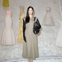 Model Irene Kim, yang mengumumkan pernikahannya di awal tahun 2025 kembali menunjukkan eksistensinya di kancah fashion. Dia menghadirkan kesan misterius dengan pilihan busananya, dengan memakai sleeveless dress dan long gloves hitam. Foto: Instagram