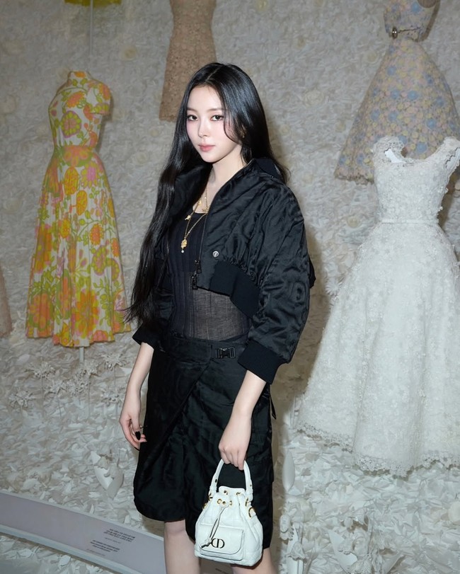 Narin MEOVV tak kalah mencuri perhatian sebagai tamu undangan di acara pembukaan pameran Christian Dior: Designer of Dreams. Idol KPop yang baru memulai debutnya akhir tahun 2024 itu memakai atasan menerawang di balik jaket hitam, memancarkan aura seorang model. Foto: Instagram