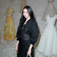 Narin MEOVV tak kalah mencuri perhatian sebagai tamu undangan di acara pembukaan pameran Christian Dior: Designer of Dreams. Idol KPop yang baru memulai debutnya akhir tahun 2024 itu memakai atasan menerawang di balik jaket hitam, memancarkan aura seorang model. Foto: Instagram
