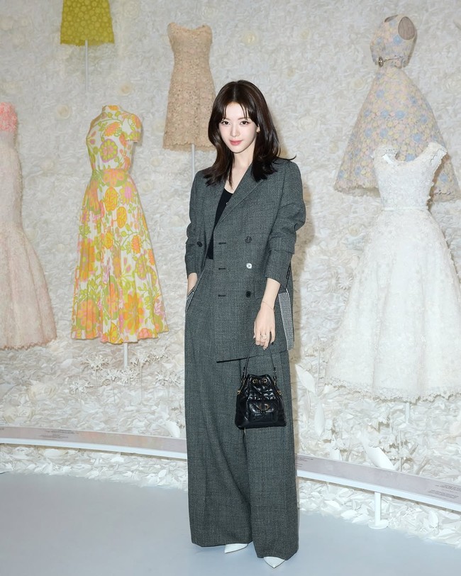 Aktris naik daun, Roh Jeong Eui menjadi model untuk Burberry hingga Dior. Tak sedikit penggemar yang terpana melihat penampilannya memakai satu set setelan jas abu-abu, menampilkan gaya smart casual. Foto: Instagram