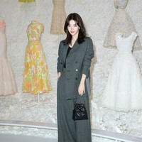 Aktris naik daun, Roh Jeong Eui menjadi model untuk Burberry hingga Dior. Tak sedikit penggemar yang terpana melihat penampilannya memakai satu set setelan jas abu-abu, menampilkan gaya smart casual. Foto: Instagram