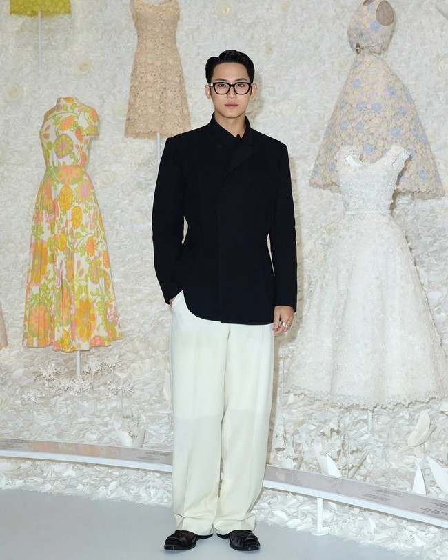 Mingyu SEVENTEEN, yang telah bergabung sebagai brand ambassador Dior turut merayakan warisan dan pengaruh rumah mode Prancis ini selama 75 tahun. Pesonanya tumpah ruah saat memakai kacamata dan double breasted jacket hitam. Foto: Instagram