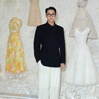 Mingyu SEVENTEEN, yang telah bergabung sebagai brand ambassador Dior turut merayakan warisan dan pengaruh rumah mode Prancis ini selama 75 tahun. Pesonanya tumpah ruah saat memakai kacamata dan double breasted jacket hitam. Foto: Instagram