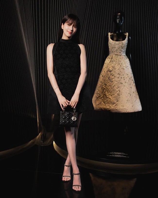 Global ambassador Dior, Jisoo BLACKPINK menjadi tamu istimewa yang dinantikan di acara pembukaan pameran Christian Dior: Designer of Dreams di Seoul. Dia tampil dengan gaya klasik dalam balutan dress hitam dan potongan poni barunya. Foto: Instagram