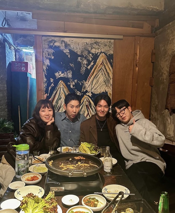 Gaya Keren Lee Min Ho saat Makan Ayam Goreng dan Pizza
￼