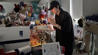 Rayakan ulang tahun yang ke-37, Lee Min Ho tampak bahagia dapat banyak hadiah sampai kue ulang tahun.Foto: Instagram @actorleeminho/Site