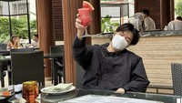 Rutin olahraga setiap paginya, Lee Min Ho selalu mendinginkan tubuhnya dengan segelas jus semangka yangs egar. Foto: Instagram @actorleeminho/Site