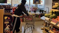 Lee Min Ho juga suka mengisi waktu luangnya belanja di supermarket. Seperti di foto ini, di mana ia tengah sibuk melihat buah. Foto: Instagram @actorleeminho/Site