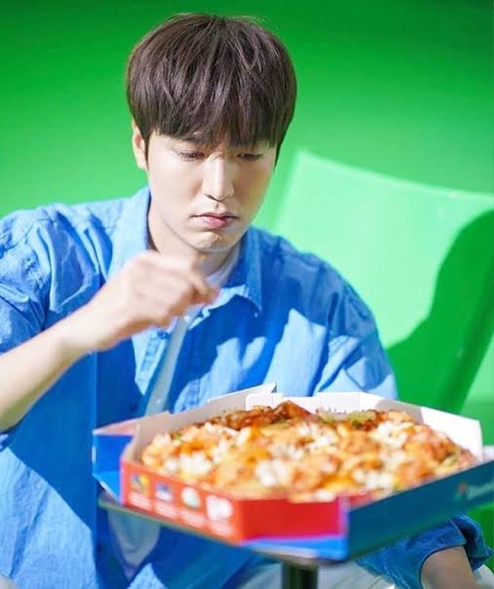 Gaya Keren Lee Min Ho saat Makan Ayam Goreng dan Pizza
￼