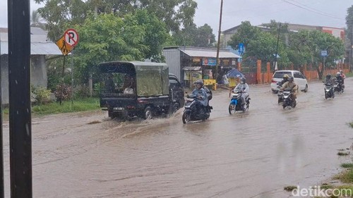 Genangan air di Kupang setelah diguyur hujan lebat, Sabtu (19/4/22025).