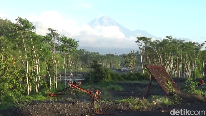 Gunung Semeru erupsi lagi pagi ini.