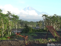 Gunung Semeru Erupsi Pagi Ini, Luncurkan Abu Vulkanik Setinggi 700 Meter