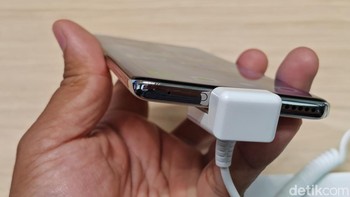 Pada bagian bawah Honor 300 Ultra terdapat port USB type C dan slot SIM card. Foto: Agus Tri Haryanto/detikINET