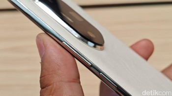 Bagian samping kanan terdapat tombol power dan volume. Foto: Agus Tri Haryanto/detikINET