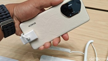 Sedangkan yang versi Honor 300 Ultra itu bahannya leather, meninggalkan kesan lebih elegan dari saudaranya. Foto: Agus Tri Haryanto/detikINET