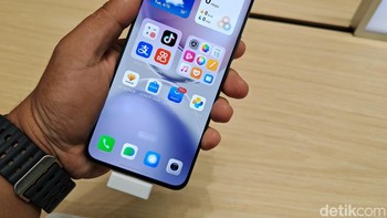 Ini Honor 300 reguler yang memiliki bodi berbahan titanium, mengkilat seluruh bodi hingga sampingnya. Foto: Agus Tri Haryanto/detikINET