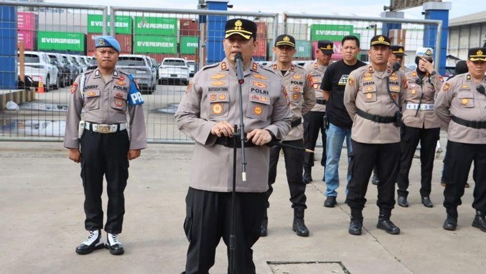 Kapolres Pelabuhan Tanjung Priok AKBP Dr. Martuasah H. Tobing memimpin apel pengamanan unjuk rasa FPBTI di kawasan Pelabuhan Tanjung Priok pada Minggu. ANTARA/HO-Polres Pelabuhan Tanjung Priok