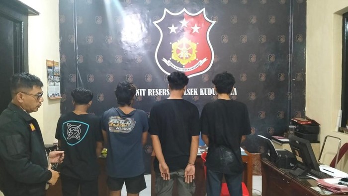 Kelompok pria yang akan tawuran saat diamankan di Polsek Kudus Kota, Minggu (20/4/2025).