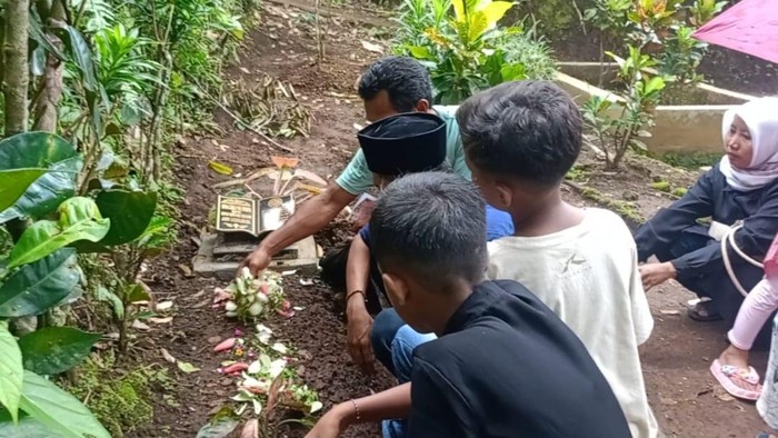 Keluarga CN saat menyambangi makam pasca hari raya Idul Fitri.