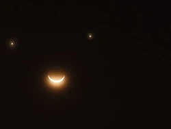 Jangan Lewatkan! Fenomena Bulan Tersenyum 25 April 2025 Besok