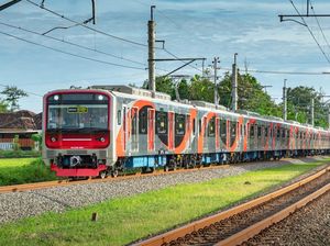 Pintu KRL INKA Tak Bisa Nutup, Perjalanan Kereta Dijaga Petugas Sampai Depok