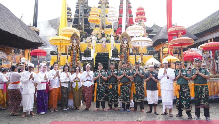 Kunjungan Panglima Komando Daerah Militer (Pangdam) IX/Udayana, Mayjen TNI Piek Budyakto dan jajaran di Pura Besakih, Kabupaten Karangasem, Bali, Minggu (20/4/2025). (Dok Kodam IX/Udayana).