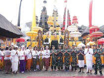 Viral Anggota TNI AD di Bali Tidak Pakai Kamen di Pura Besakih