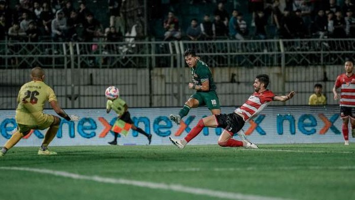 Laga Madura United vs Persebaya Surabaya