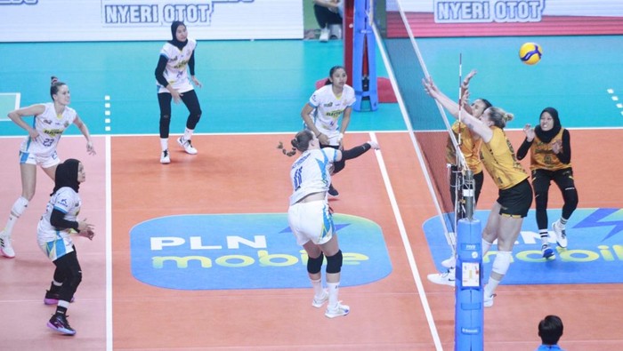 Laga Popsivo Polwan Vs Jakarta Electric PLN di GOR Jayabaya Kediri.