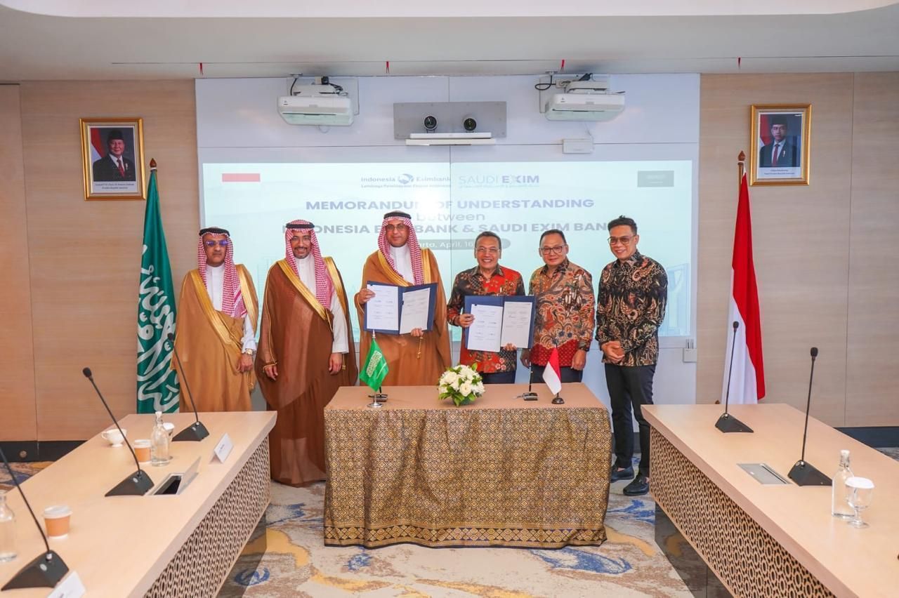 Lembaga Pembiayaan Ekspor Indonesia (LPEI/Indonesia Eximbank) dan Saudi Exim Bank resmi menandatangani Nota Kesepahaman (MoU) yang akan menyediakan kerangka strategis untuk kolaborasi dan membuka peluang bisnis baru bagi para eksportir di kedua negara. (Dok. Lembaga Pembiayaan Ekspor Indonesia)