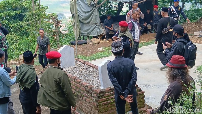 Lokasi makam yang hendak dibongkar di Dukuh Manggir, Desa Ngumbul, Kecamatan Todanan, Kabupaten Blora, Minggu (20/4/2025).