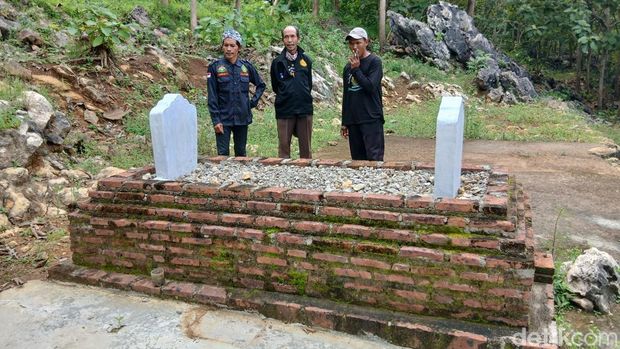 Lokasi makam yang hendak dibongkar di Dukuh Manggir, Desa Ngumbul, Kecamatan Todanan, Kabupaten Blora, Minggu (20/4/2025).