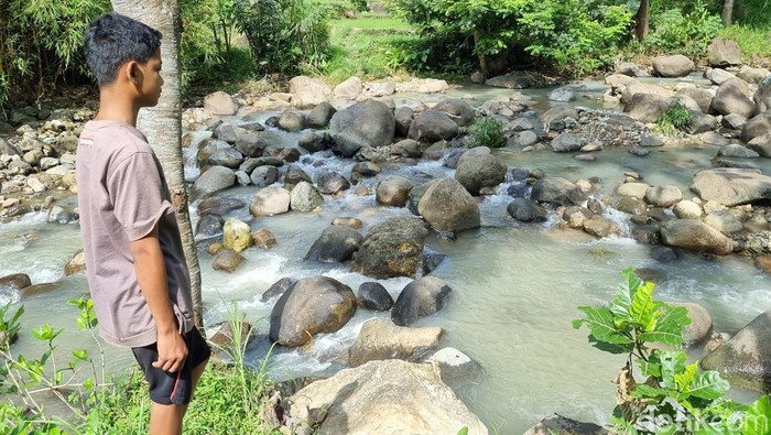 Lokasi sungai yang diseberangi warga penggotong jenazah gegara jalan milik warga tidak boleh dilewati.