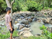 Jalan Dilarang Dilewati, Warga Terpaksa Gotong Jenazah Lewat Sungai
