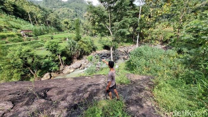 Lokasi sungai yang diseberangi warga penggotong jenazah gegara jalan milik warga tidak boleh dilewati.