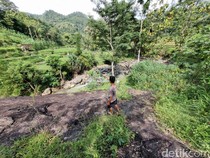 Sulitnya Warga Gotong Jenazah Seberangi Sungai gegara Tak Diizinkan Lewat