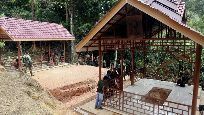 Makam pahlawan nasional Cut Meutia direnovasi prajurit TNI Korem 011/Lilawangsa. (Dok. Korem 011/ Lilawangsa)