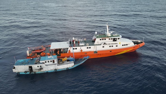 KN SAR Abimanyu menarik KLM Wasabi usai alami kebocoran di peraitan Maluku Tengah.