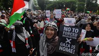 Sebelum aksi dimulai ratusan peserta aksi yang membawa atribut bendera, syal hingga aksesoris Palestina. Massa juga menyanyikan lagu Indonesia Raya dengan khidmat.