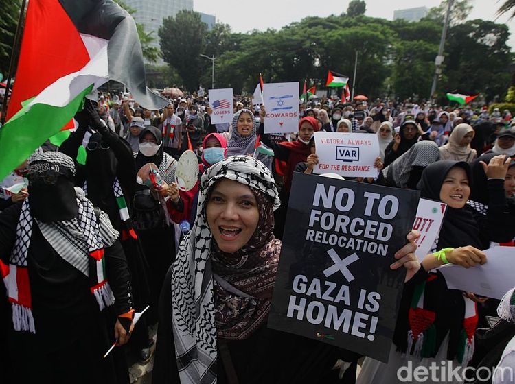 Massa Gelar Aksi Stop Genosida Palestina di depan Kedubes AS Jakarta