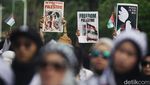 Massa Gelar Aksi Stop Genosida Palestina di depan Kedubes AS Jakarta