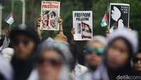 Puluhan petugas kepolisian berjaga melakukan pengamanan agar aksi menyuarakan bela Palestina berjalan dengan baik dan dapat berjalan lancar.