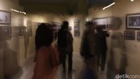Semua pameris yang berjumlah 15 orang ini menampilkan foto cerita dalam berbagai latar belakang. Mulai dari anak-anak yang memiliki banyak prestasi, berjiwa seni, pengidap HIV hingga seorang barista downsyndrome. Kevin berharap pameran ini memberikan sudut pandang baru dan memberikan inspirasi kepada para penginjung.