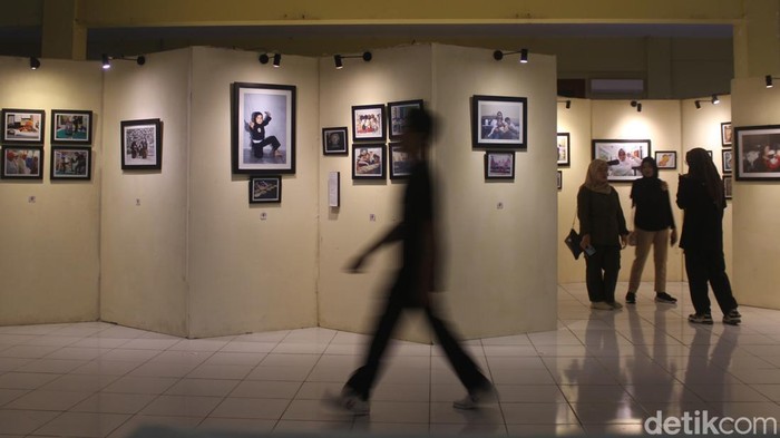 Suasana pameran foto Innocence di UIN Syarif Hidayatullah Jakarta, Ciputat, Tangerang Selatan, Banten, Jumat (18/4/2025).