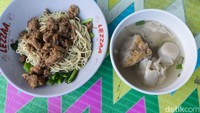 Mi yamin adalah makanan khas Cirebon. Ada banyak pedagang mi yamin di Cirebon, salah satunya Mi Yamin Ayun yang hargaya Rp 18.000 per porsi. Lapak Mi Yamin Ayun di Jalan Pekalangan, Kelurahan Pekalangan, Kecamatan Lemahwungkuk, Kota Cirebon.