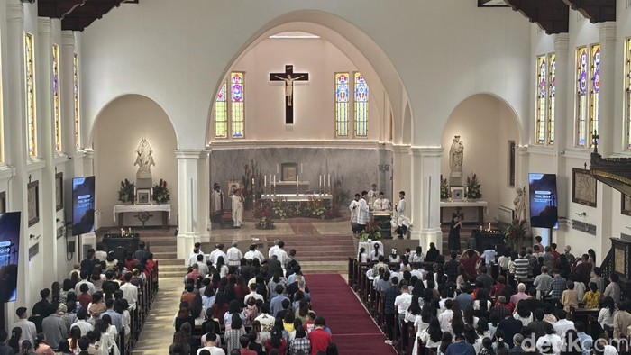 Misa Paskah di Katedral Surabaya.