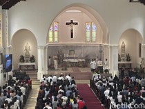 Ribuan Umat Khidmat Ikuti Misa Paskah 2025 di Katedral Surabaya