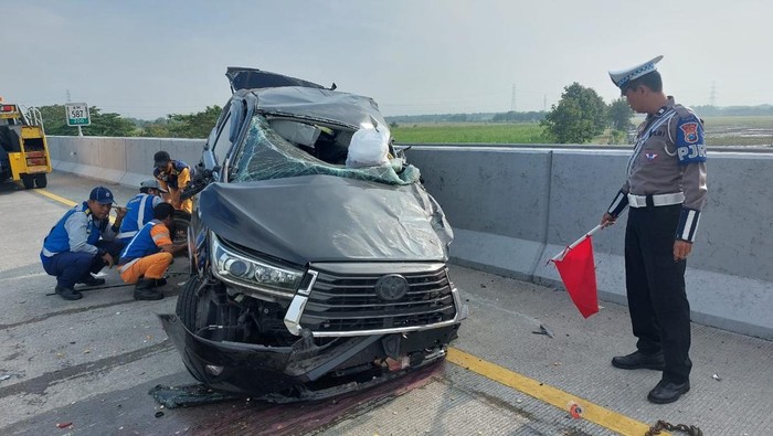 Mobil Innova ringsek usai menabrak truk di Tol Ngawi.